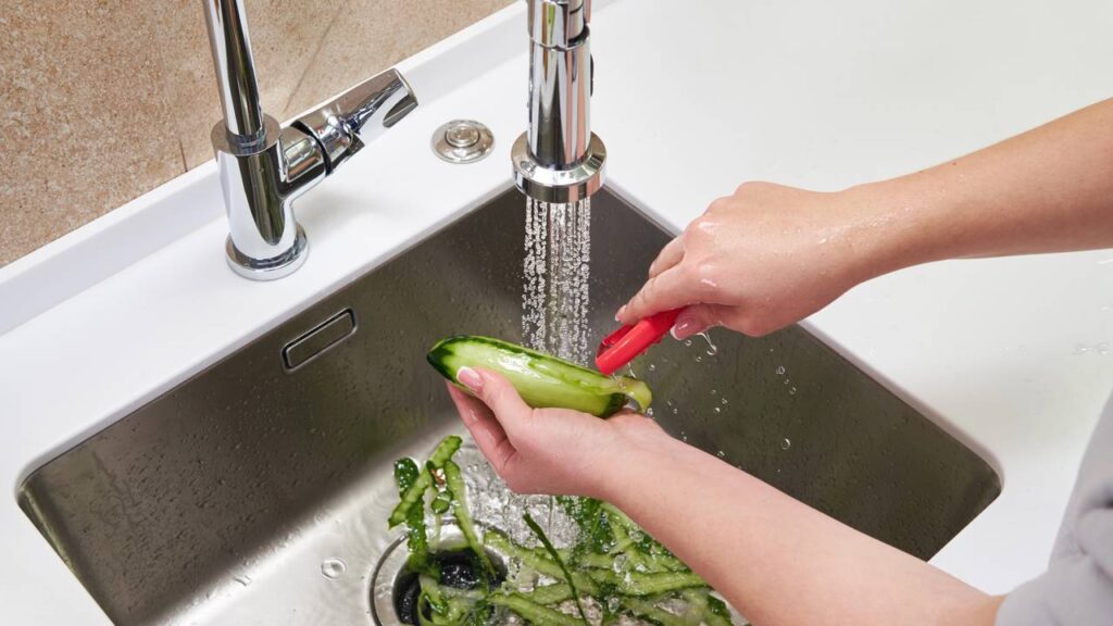 Nem limpa-vidros, nem álcool: casca de pepino que deixa vidro de janela sem mancha