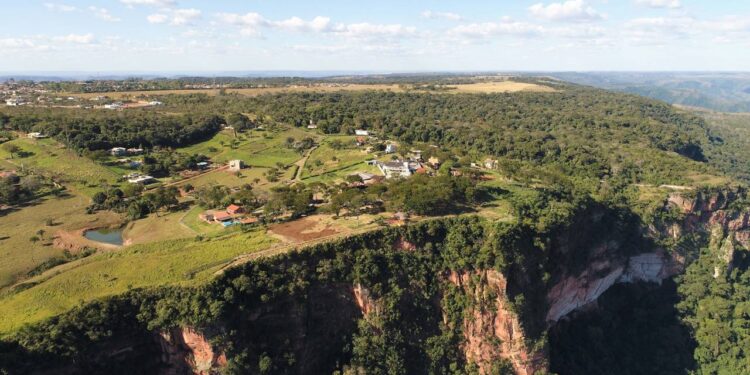 O portal místico do Brasil onde cachoeiras despencam de paredões gigantes