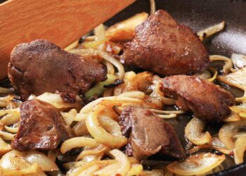 Frango na frigideira em 15 minutos vira jantar rápido de dezembro