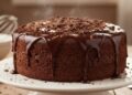 Bolo de chocolate com 3 ingredientes que fica pronto em minutos