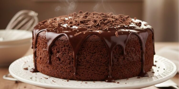 Bolo de chocolate com 3 ingredientes que fica pronto em minutos