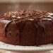 Bolo de chocolate com 3 ingredientes que fica pronto em minutos