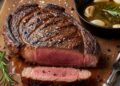 O segredo dos chefs para fazer um bife perfeito usando manteiga, alho e ervas