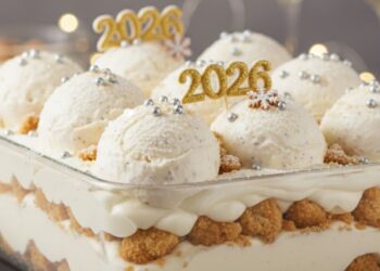 Sobremesa de Ano-Novo com 3 ingredientes: sorvete, creme e biscoito