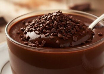 Sobremesa de chocolate cremosa sem fogão, nem forno