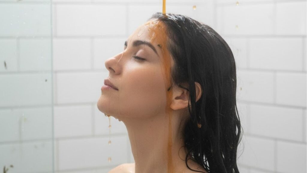 Evite ficar grisalho enxaguando o cabelo com o chá dessa planta poderosa que devolve a cor natural e fortalece a estrutura dos fios, de acordo com especialista