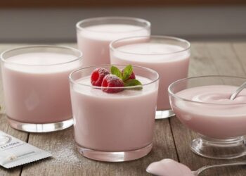 Gelatina cremosa com 2 ingredientes que fica pronta em minutos, sem usar o liquidificador e evitando grandes bagunças na cozinha