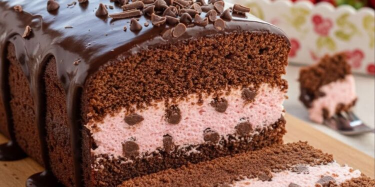 Este bolo gelado de morango com chocolate vai ser sua sobremesa de verão favorita