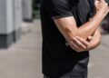 Dor no cotovelo? exercícios caseiros para aliviar as dores sem dificuldade