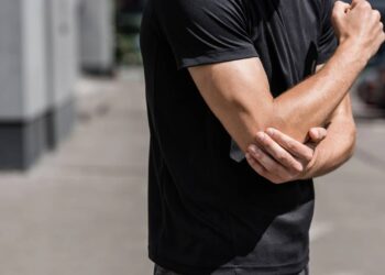 Dor no cotovelo? exercícios caseiros para aliviar as dores sem dificuldade