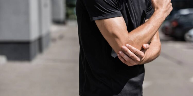 Dor no cotovelo? exercícios caseiros para aliviar as dores sem dificuldade