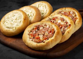 Use os ingredientes que tem no armário para fazer impecáveis esfirras em 12 minutos