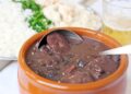 Receita de feijoada rápida e gostosa que salva qualquer almoço de sábado