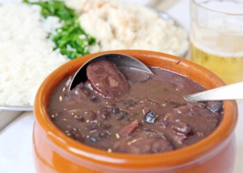 Receita de feijoada rápida e gostosa que salva qualquer almoço de sábado
