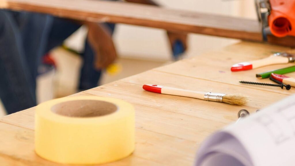 Nem pano, nem aspirador: este truque remove areia do sofá da casa de praia