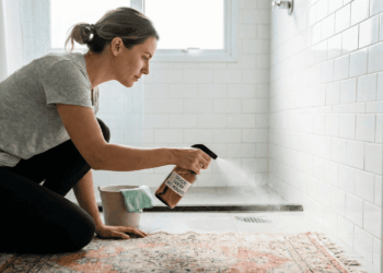 Aplicação de detergente e álcool para matar ovos de mosquitos