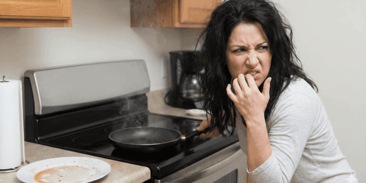 Nem bicarbonato, nem vinagre: este método tira cheiro de fritura da casa após a virada de ano