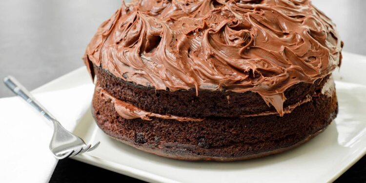 Receita de bolo de chocolate que salva qualquer sobremesa com poucos ingredientes