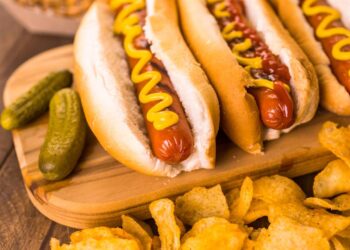 Aprenda a fazer imperdíveis hot dogs americanos caseiros de forma econômica