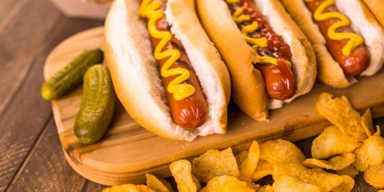 Aprenda a fazer imperdíveis hot dogs americanos caseiros de forma econômica