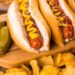 Aprenda a fazer imperdíveis hot dogs americanos caseiros de forma econômica
