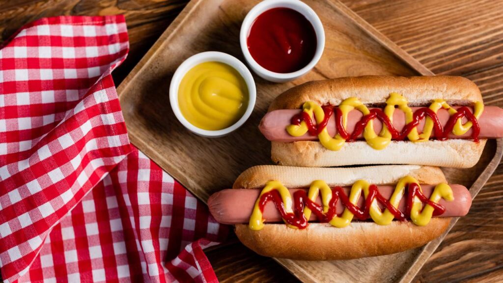 Aprenda a fazer imperdíveis hot dogs americanos caseiros de forma econômica