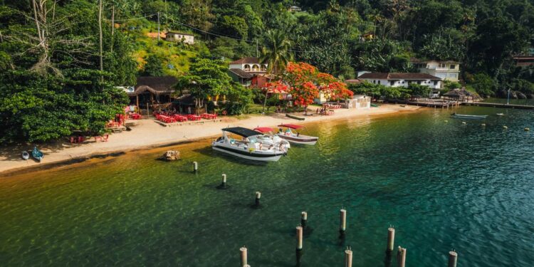 O paraíso ecológico que conquista viajantes com águas esmeralda e paisagens de outro mundo