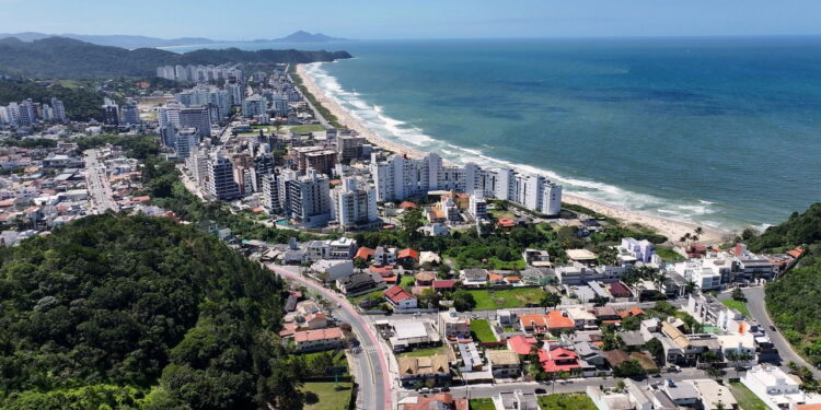 A cidade do litoral que cresce com infraestrutura de metrópole e clima de tranquilidade