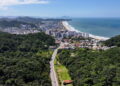 A cidade do litoral que cresce com infraestrutura de metrópole e clima de tranquilidade