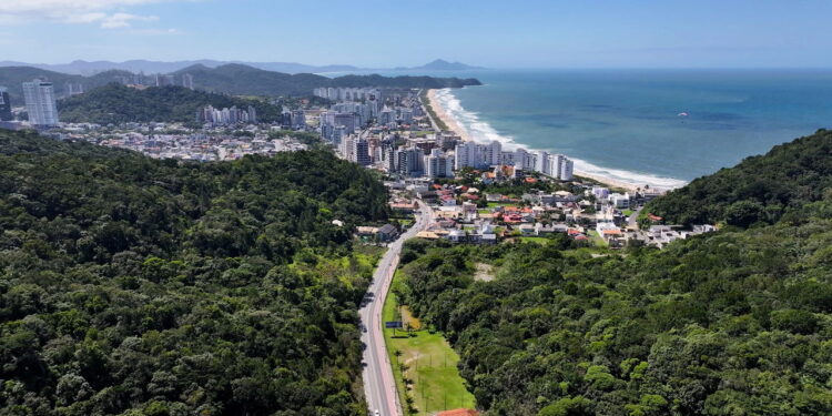 A cidade catarinense com 7 praias cercadas por Mata Atlântica que virou a única parada brasileira da maior regata oceânica do planeta