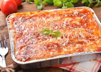 Receita de lasanha bolonhesa caseira fácil e pronta em menos de 30 minutos