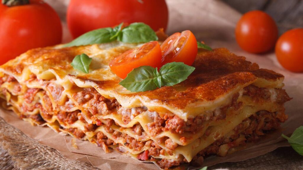 Receita de lasanha bolonhesa caseira fácil e pronta em menos de 30 minutos