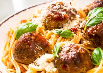 Receita fácil e rápida de macarrão com almôndegas que fica pronto em menos de 6 minutos