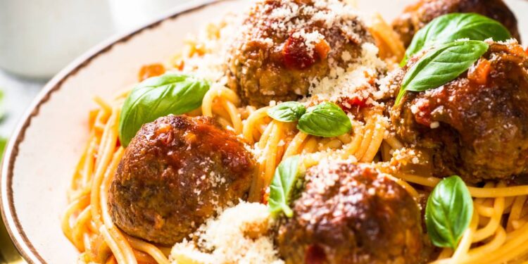 Receita fácil e rápida de macarrão com almôndegas que fica pronto em menos de 6 minutos