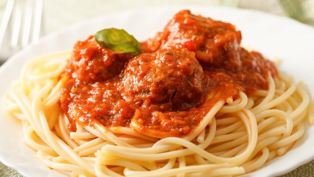 Receita fácil e rápida de macarrão com almôndegas que fica pronto em menos de 6 minutos