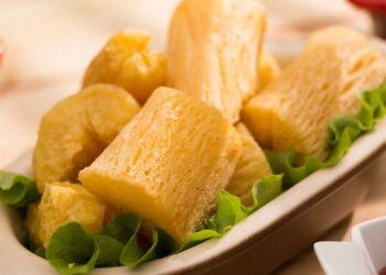 Mandioca frita tão crocante que vicia na primeira mordida em só 13 minutos