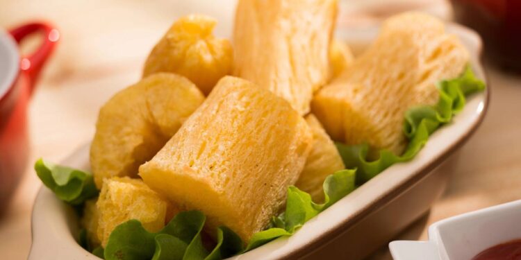 Mandioca frita tão crocante que vicia na primeira mordida em só 13 minutos