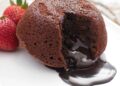 Mousse de chocolate com 3 ingredientes surpreende por ser leve, proteico e sem açúcar