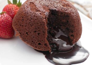 Mousse de chocolate com 3 ingredientes surpreende por ser leve, proteico e sem açúcar