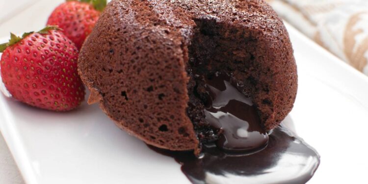 Mousse de chocolate com 3 ingredientes surpreende por ser leve, proteico e sem açúcar