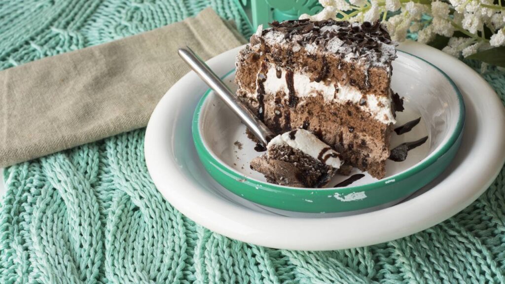 Mousse de chocolate com 3 ingredientes surpreende por ser leve, proteico e sem açúcar