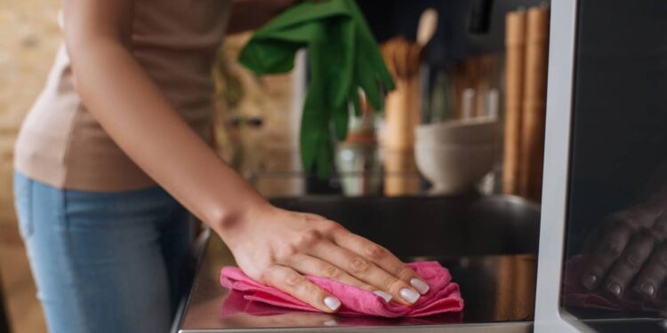 Nem álcool, nem lustra-móveis: óleo de cozinha que deixa madeira brilhando e hidratada