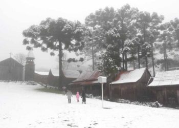 A cidade brasileira onde a neve transformou as ruas em um espetáculo que paralisou os moradores