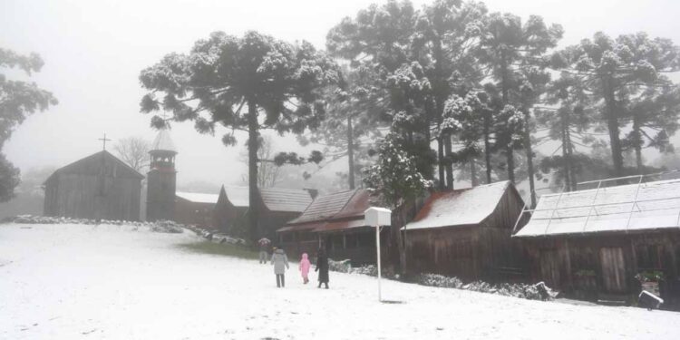 A cidade brasileira onde a neve transformou as ruas em um espetáculo que paralisou os moradores