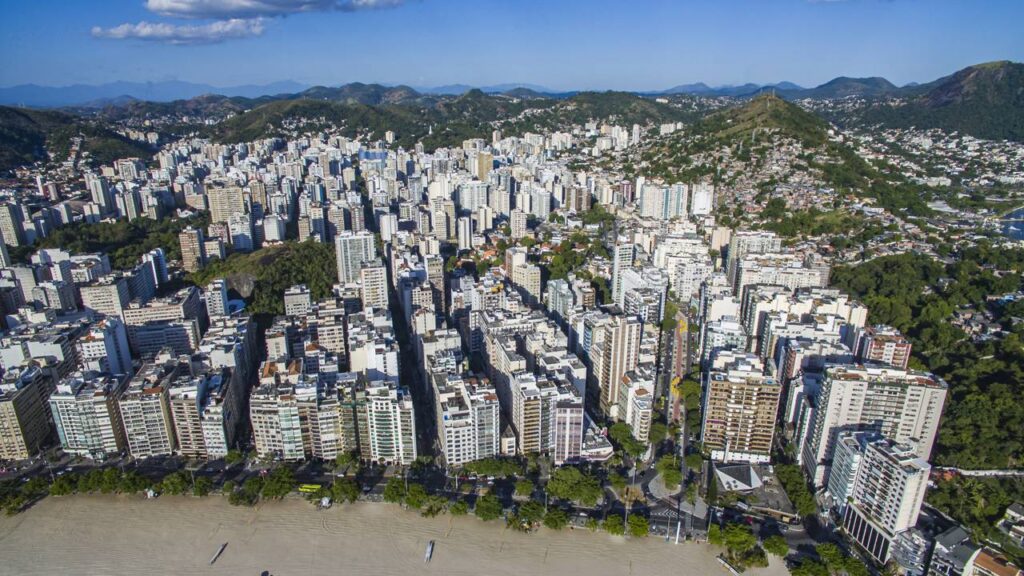 A cidade vizinha ao Rio que tem a melhor vista para o Cristo e seu próprio “disco voador”