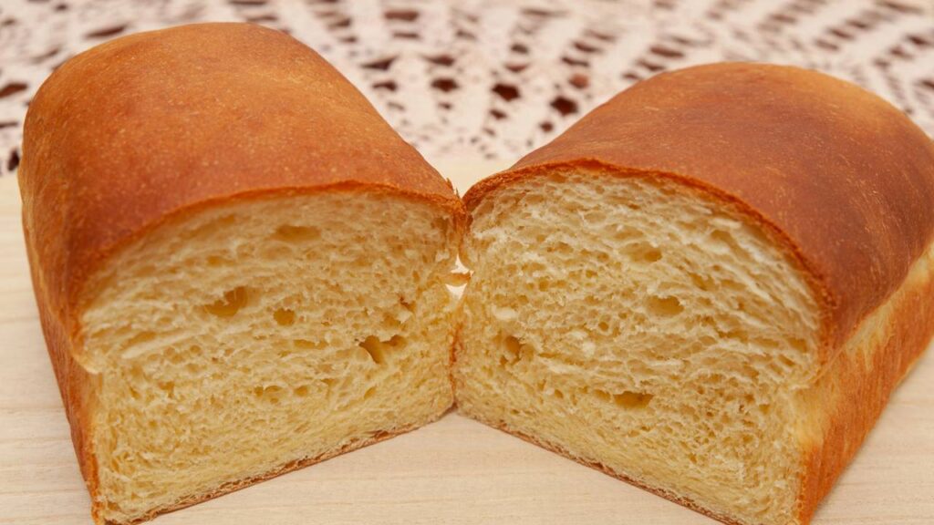 Este pão caseiro fofinho vai te surpreender pela facilidade e rapidez