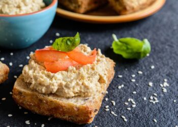 O patê de frango simples que fica pronto em 15 minutos e faz sucesso em qualquer festa