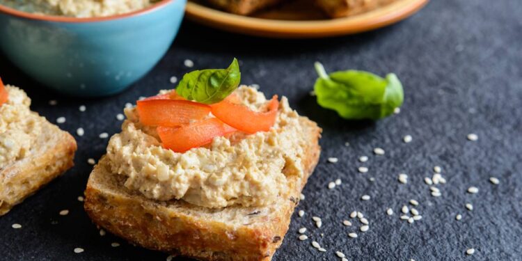 O patê de frango simples que fica pronto em 15 minutos e faz sucesso em qualquer festa