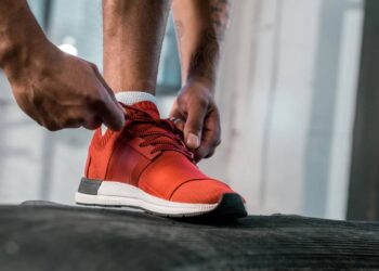 Esta misturinha caseira vai fazer seu tênis parecerem novos