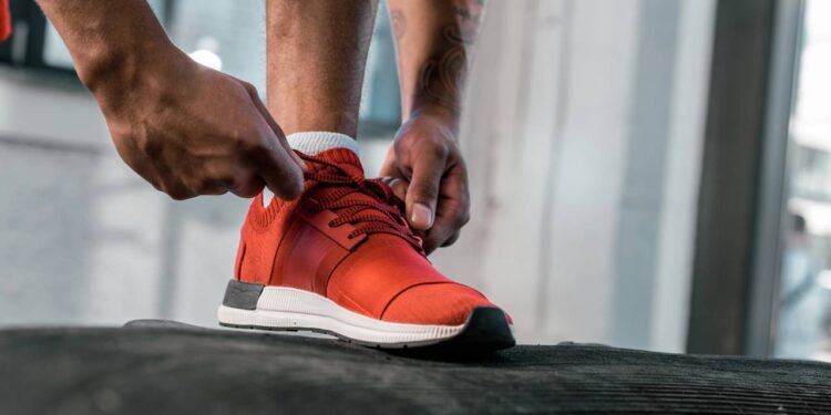 Esta misturinha caseira vai fazer seu tênis parecerem novos